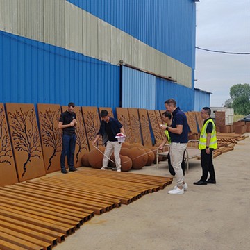 Στις 12 Σεπτεμβρίου, ο Γάλλος πελάτης επισκέφτηκε το εργοστάσιο